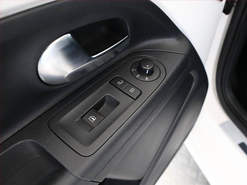 Volkswagen up! (2013) 1.0 MPI, Vyhř. sedaček - fotka 12 z 13
