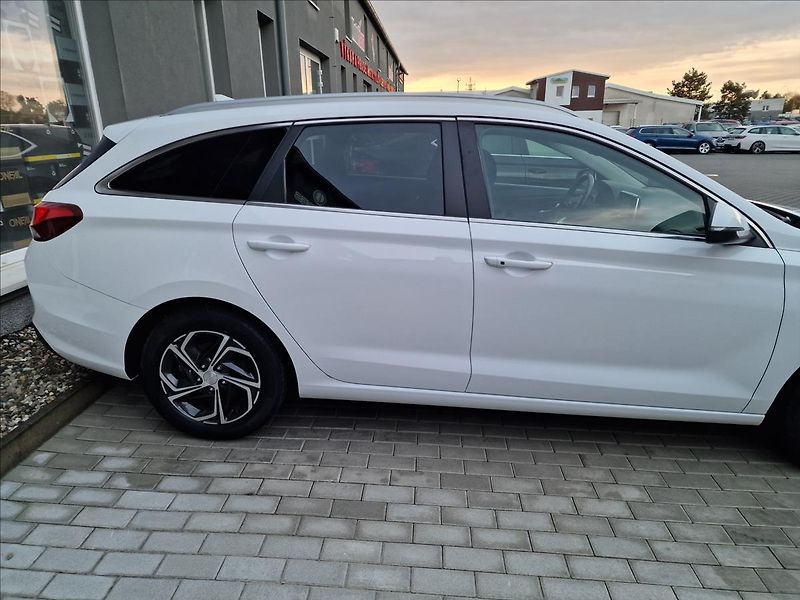 Hyundai i30 1.0 T-Gdi Family Smart Kombi - fotka 40 z 50