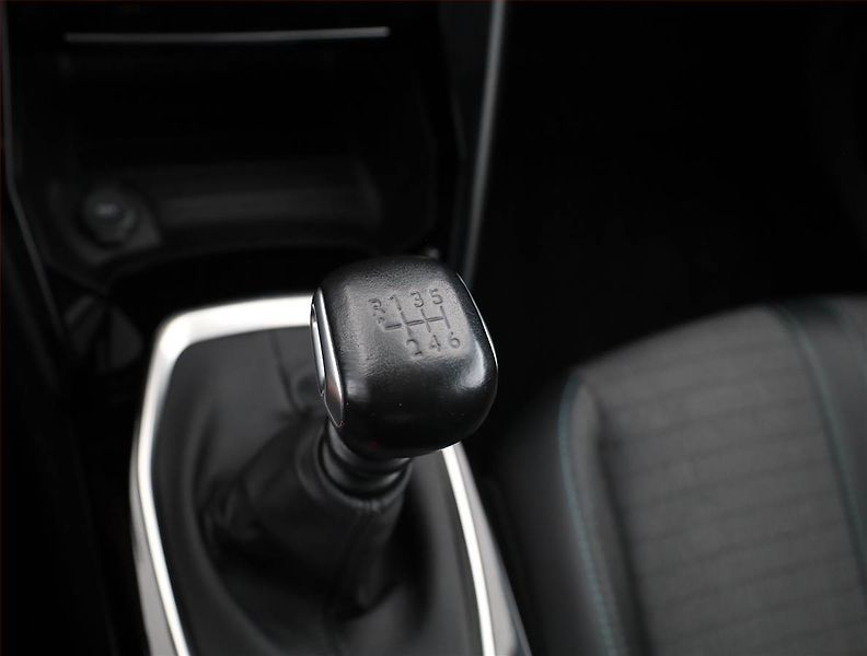 Peugeot 2008 (2021) 1.2 PureTech, Serv.kniha, Kůže - fotka 11 z 19