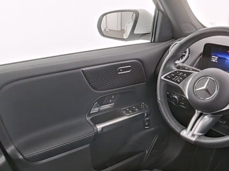Mercedes-Benz EQB 300 4M Progressive Pano - fotka 5 z 7