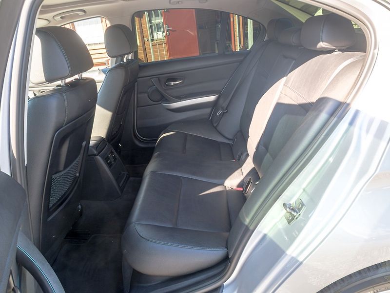BMW Řada 3 (2011) 325i 160KW mat HK – NAVIGACE - fotka 41 z 52