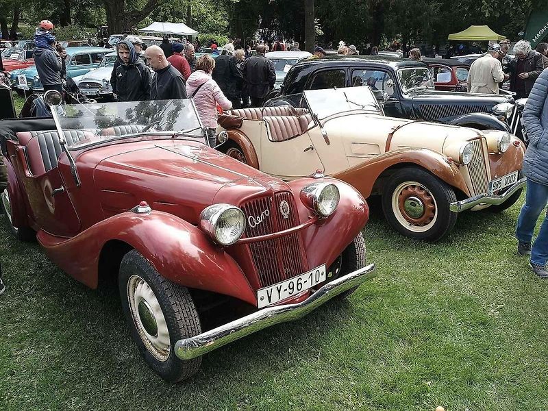 Habrovany cestovaly časem. Park zaplnily historické automobily i motorky.