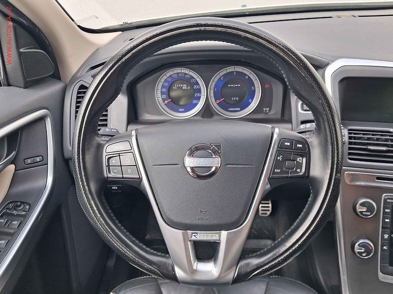Volvo XC60 (2011) 2.4 D5 AWD, R-design - fotka 11 z 19