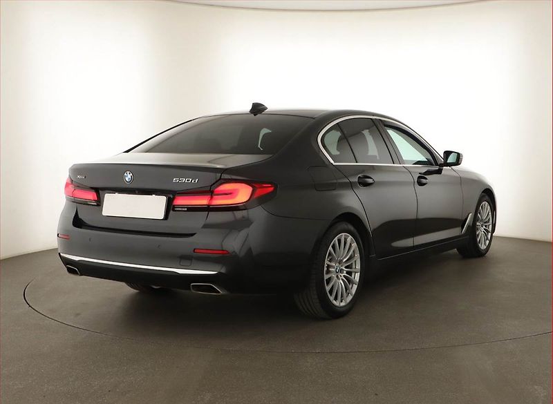 BMW Řada 5 (2023) 530d xDrive - fotka 5 z 21