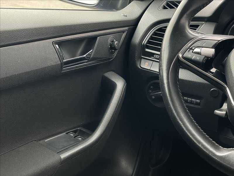 Škoda Fabia 1,0 TSI Ambition Plus PDC+AC - fotka 14 z 23