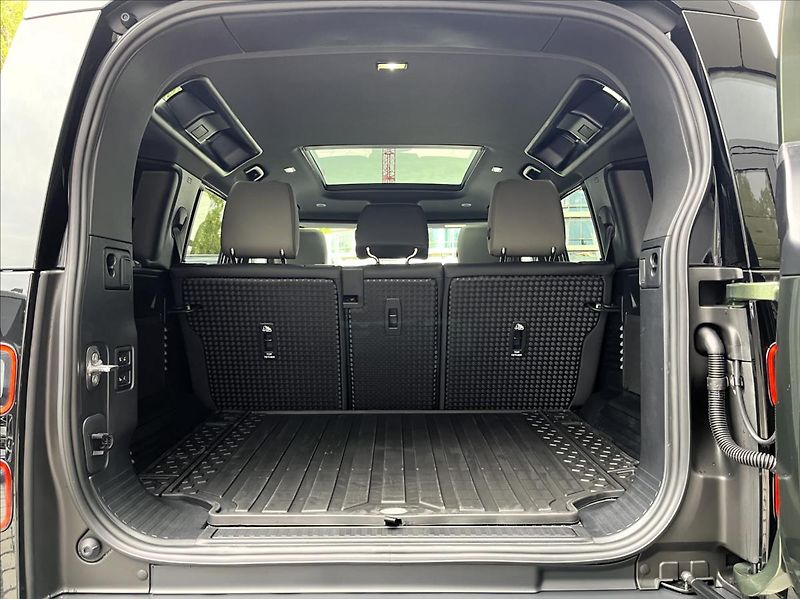 Land Rover Defender 110 D250 X-DYNAMIC SE - fotka 4 z 24