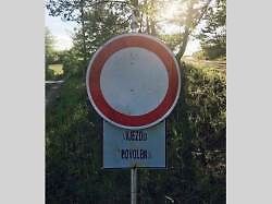Kuriózní a vtipné značení na českých silnicích.