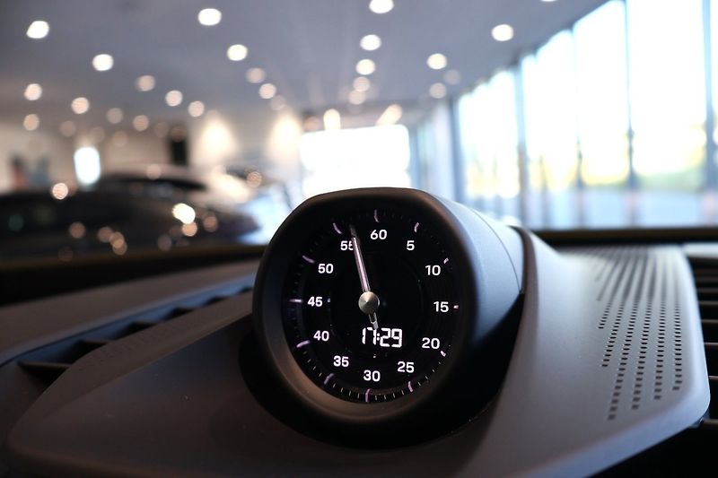 Porsche Cayenne Electric Pano HuD Venti HD-Mat - fotka 20 z 22