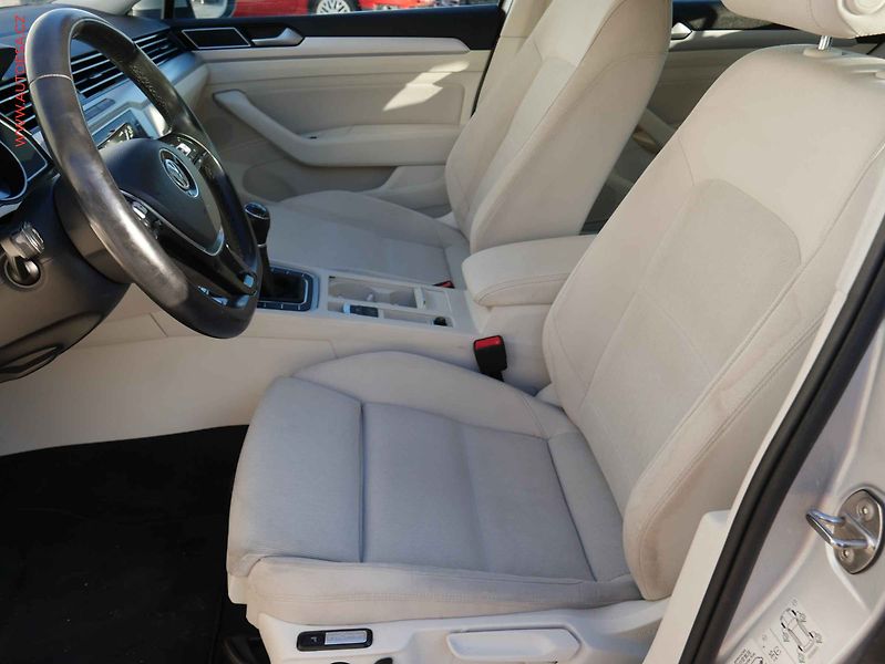 Volkswagen Passat (2018) 2.0 TDi, Comfortline, navi - fotka 9 z 19