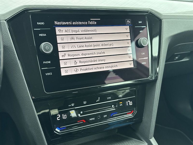 Volkswagen Passat (2021) Variant 2.0 TDI DSG Business - fotka 21 z 34
