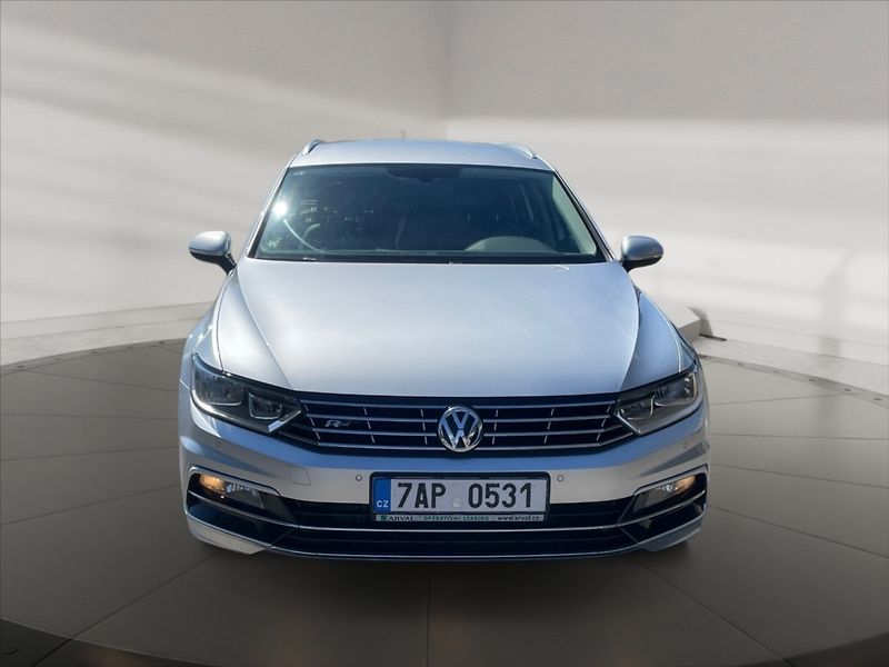 Volkswagen Passat 2,0 TDI Highline AT - fotka 2 z 11