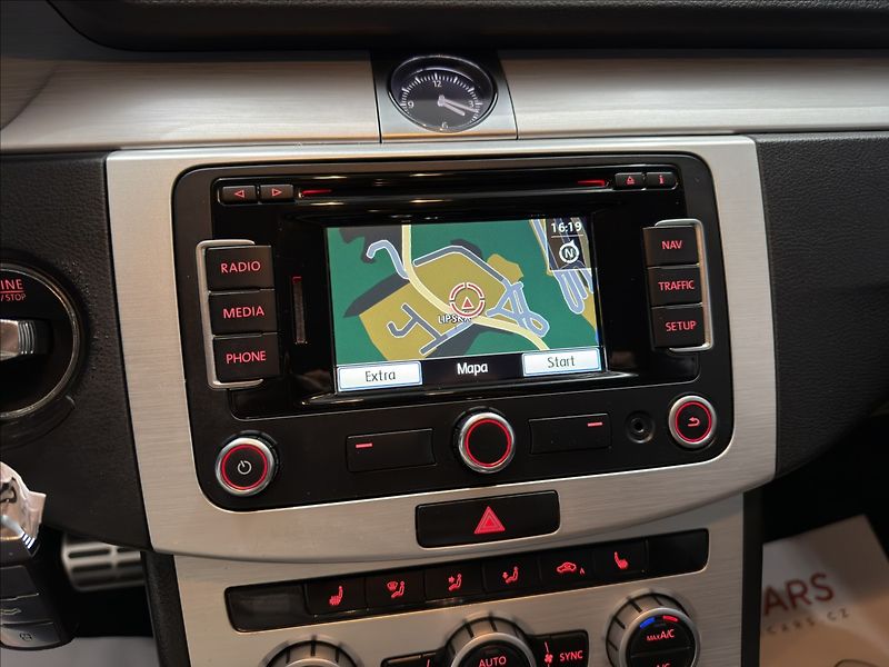 Volkswagen Passat 2,0   TDI DSG R-LINE 130kW NAV - fotka 16 z 39