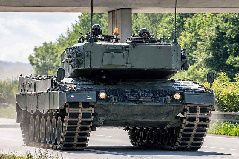 První armádní výcvik přesunu tanků Leopard 2A4 na dálnici D35.