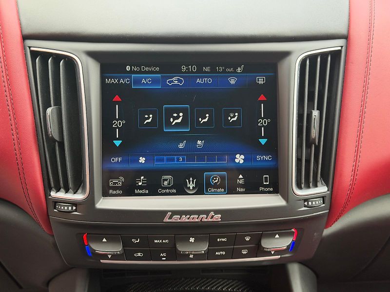 Maserati Levante SQ4-316KW-4x4-H&K-R21-ČR - fotka 24 z 34