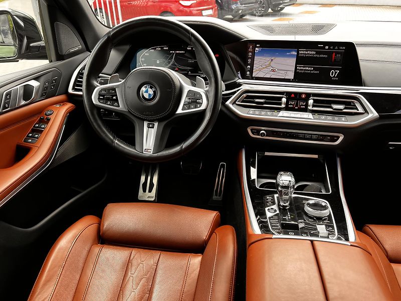 BMW X5 M50i Individual VZDUCH - fotka 11 z 31