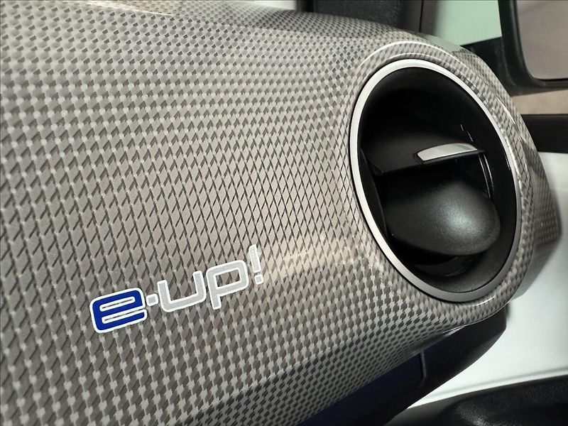 Volkswagen e-up! 61kW Move LED Kamera APP - fotka 39 z 40