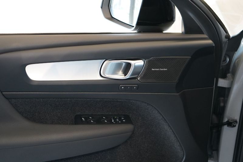 Volvo XC40 B3 Plus Dark, ACC, BLIS - fotka 22 z 43