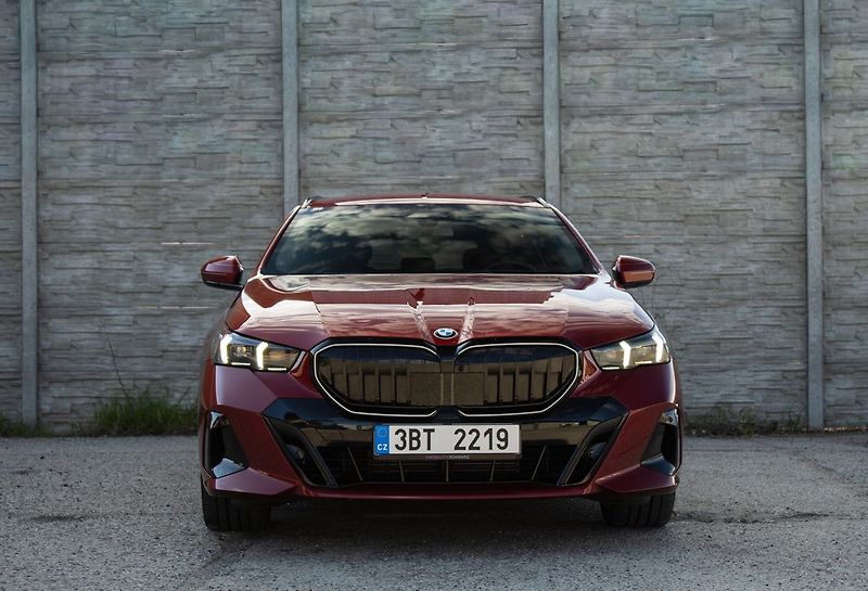 BMW Řada 5 - fotka 2 z 24
