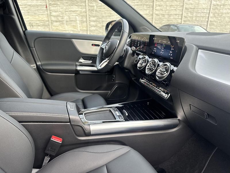 Mercedes-Benz GLA 200d 4MATIC - fotka 13 z 16