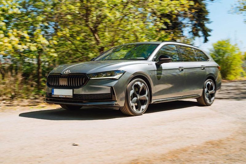 Škoda Superb (2025) 2.0 TDI, Sportline, HUD, Paměť - fotka 29 z 30