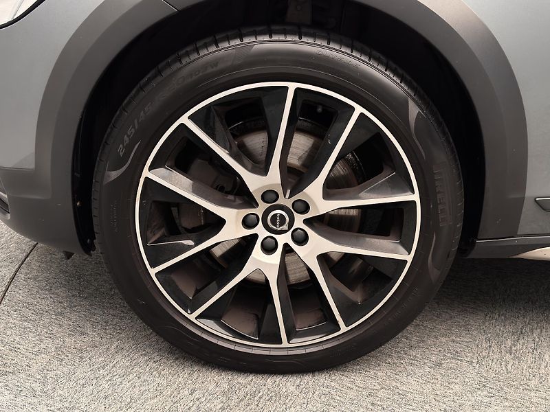 Volvo V90 CC D4 AWD MOMENTUM PRO  - fotka 47 z 47