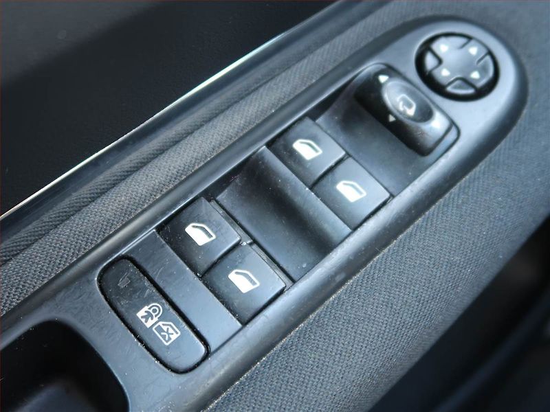 Peugeot 5008 (2013) 1.6 THP, Navi, Xenony - fotka 16 z 16