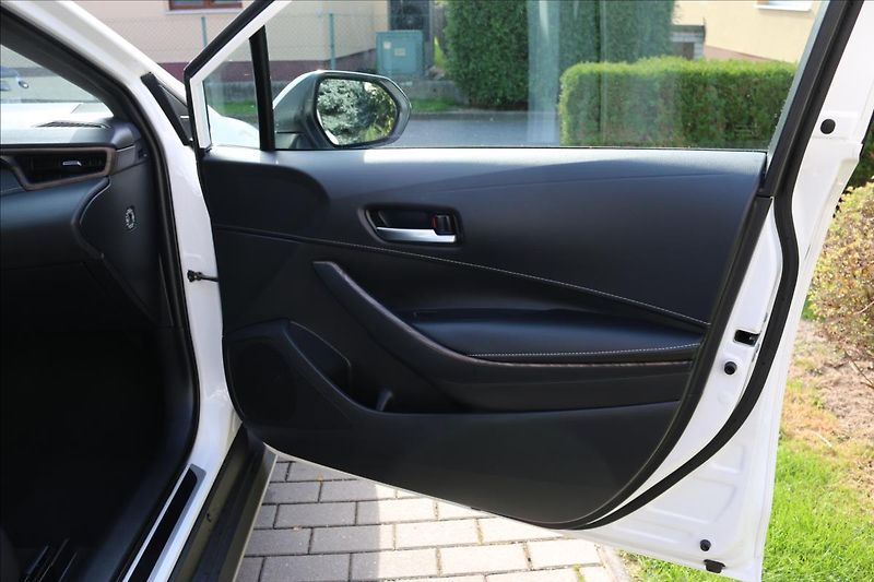 Toyota Corolla 2,0 Hybrid,1.Maj. ČR, DPH - fotka 28 z 52