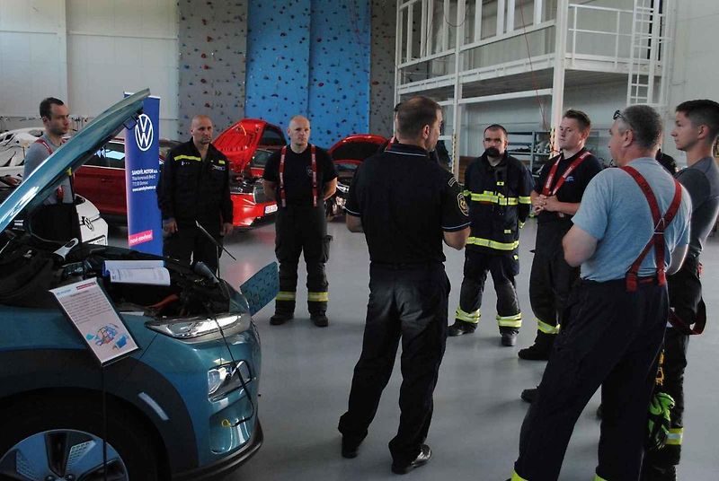 Hasiči se v rámci cvičení Rescue meeting zdokonalovali ve vyprošťování osob z auta, ale také jak uhasit elektromobil - především baterii.