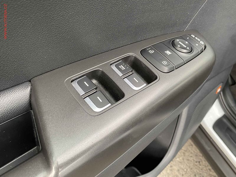 Kia Sportage (2018) 1.6 GDi, Vision, navi, kamera - fotka 13 z 18