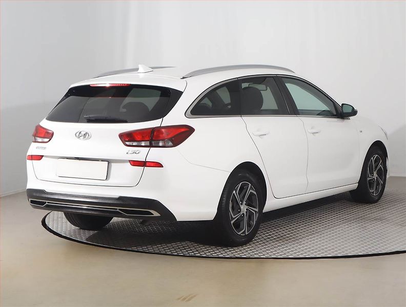 Hyundai i30 (2022) Family 1.5 T-GDI MHEV - fotka 5 z 15