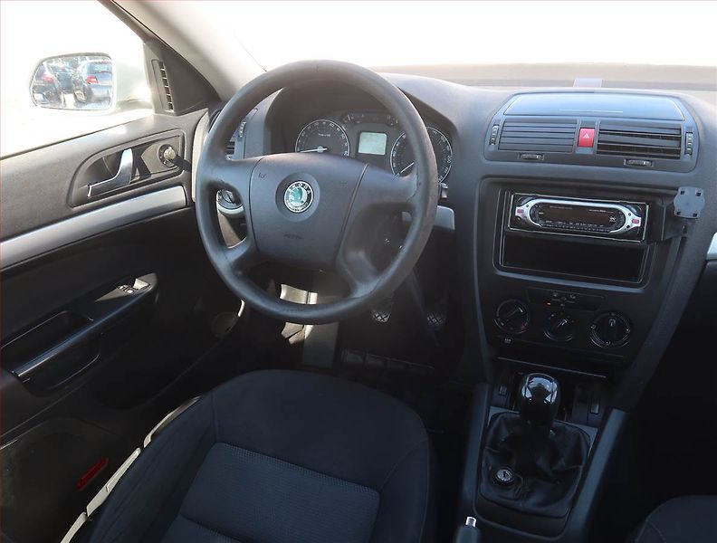 Škoda Octavia (2008) Ambiente 1.6, nová STK, Klima - fotka 7 z 15