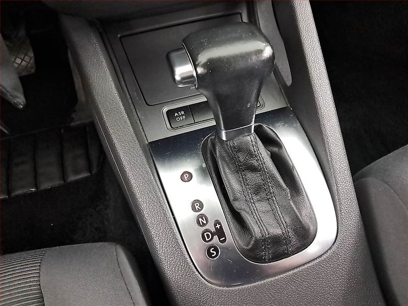 Volkswagen Golf (2008) 1.6, Automat, nová STK - fotka 13 z 17