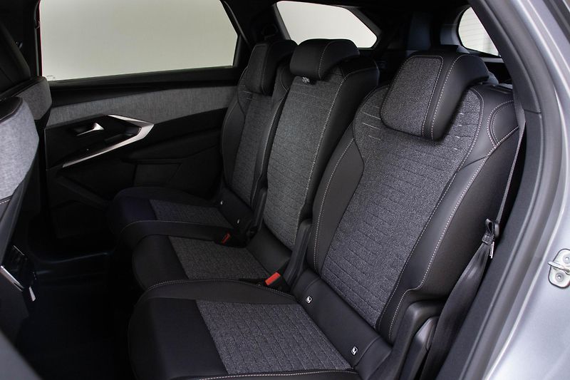 Peugeot 5008 ALLURE Hybrid 145 e-DCS6 - fotka 9 z 16