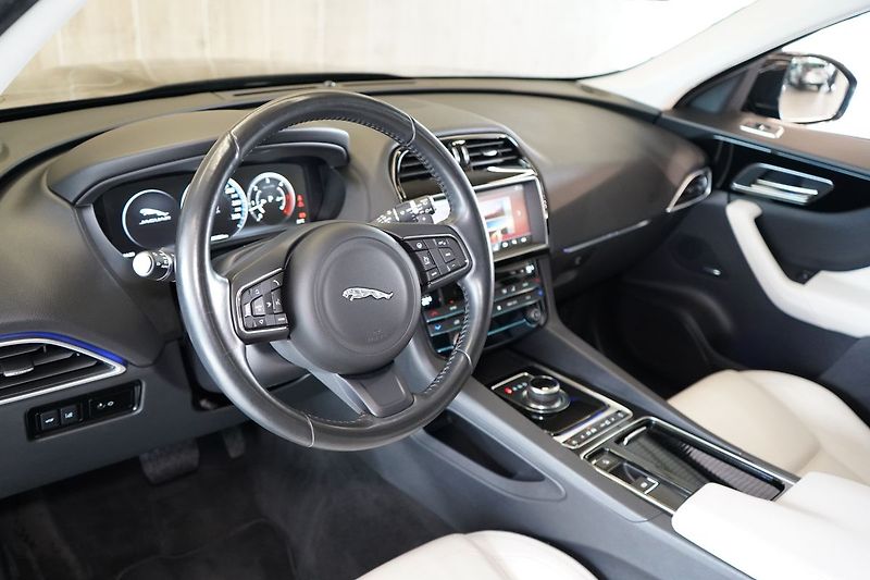 Jaguar F-Pace 30d AWD, PRESTIGE, Panorama - fotka 16 z 49