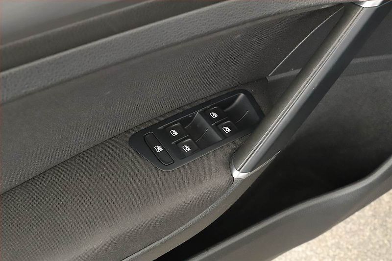 Volkswagen Golf (2020) Highline 1.5 TSI, Serv.kniha - fotka 15 z 15
