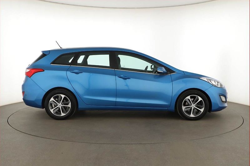 Hyundai i30 (2017) Weekend 1.6 CRDi, Serv.kniha - fotka 6 z 13