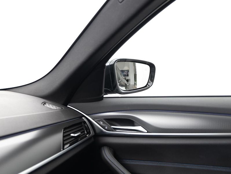 BMW Řada 5 520d xDrive - fotka 16 z 22