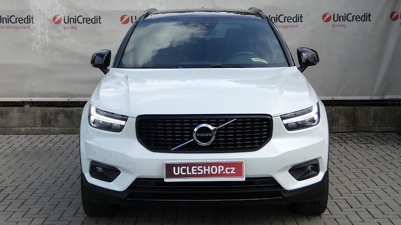 Volvo XC40 B4 AWD R-Design - fotka 2 z 22