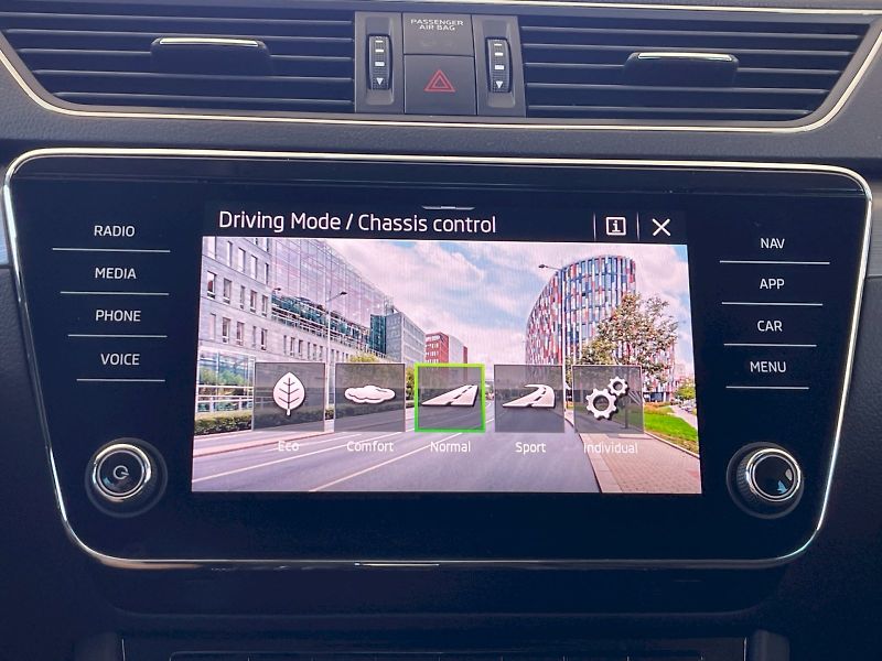 Škoda Superb (2023) 2.0 TDI 147kW DSG Style Plus c - fotka 16 z 35