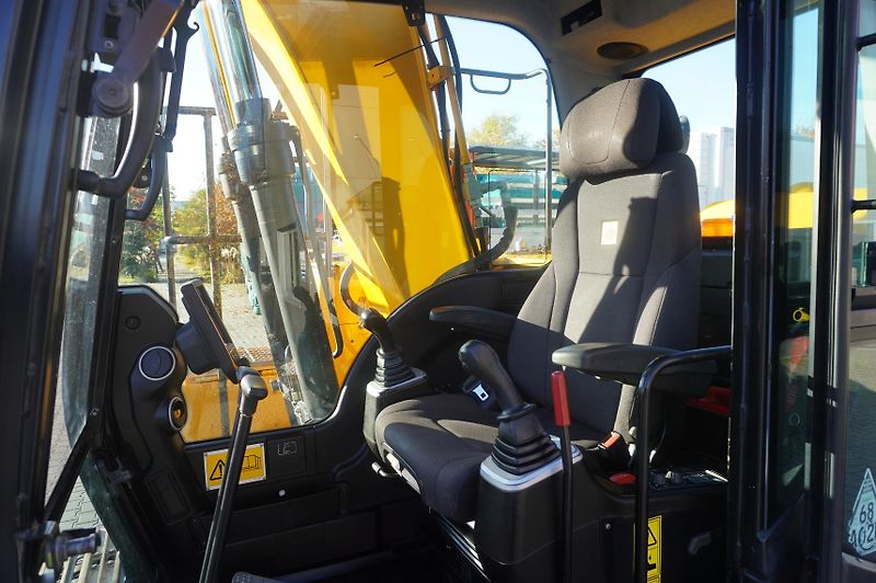 JCB (2016) JS 145LC crawler excavator - fotka 20 z 24