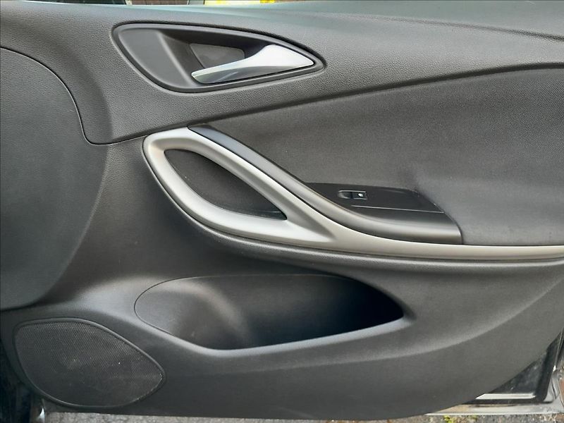 Opel Astra 1,6 CDTi 81kW - fotka 32 z 49