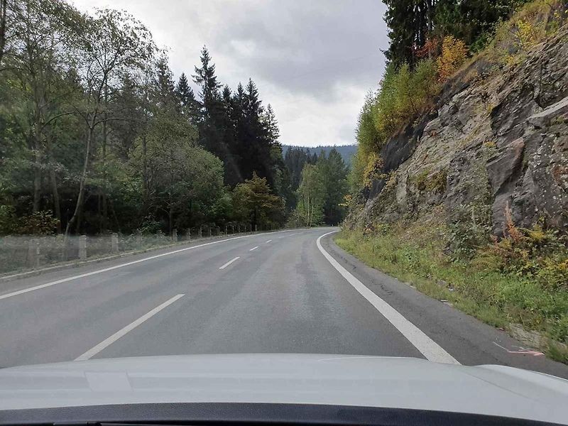 Silnice má táhlé zatáčky, ve kterých lze pohodlně udržovat vysokou rychlost.
