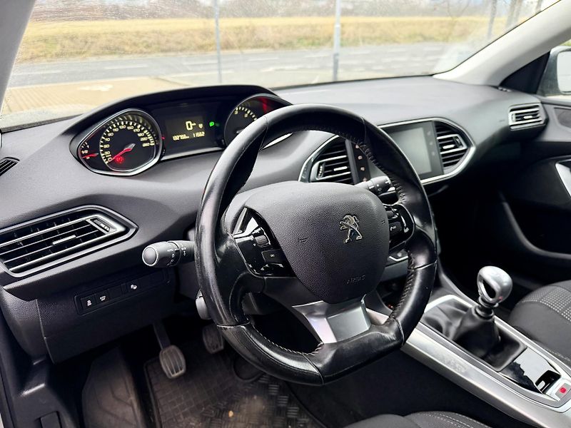 Peugeot 308 (2016) 1.6 BLUE HDI ALLURE KOUP. ČR - fotka 11 z 19