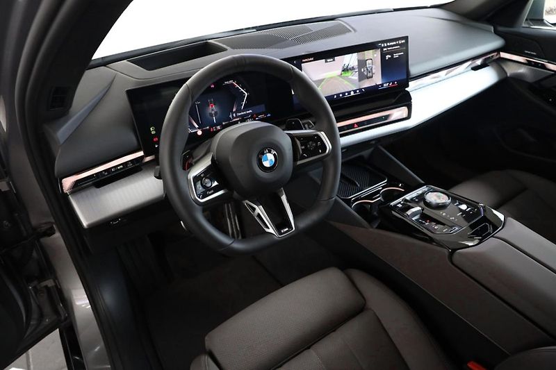 BMW Řada 5 540d xDrive Touring - fotka 2 z 31
