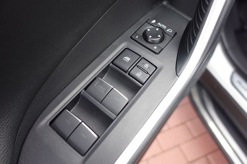 Toyota RAV4 2,5 PHEV Plug-in Selection VIP - fotka 10 z 38