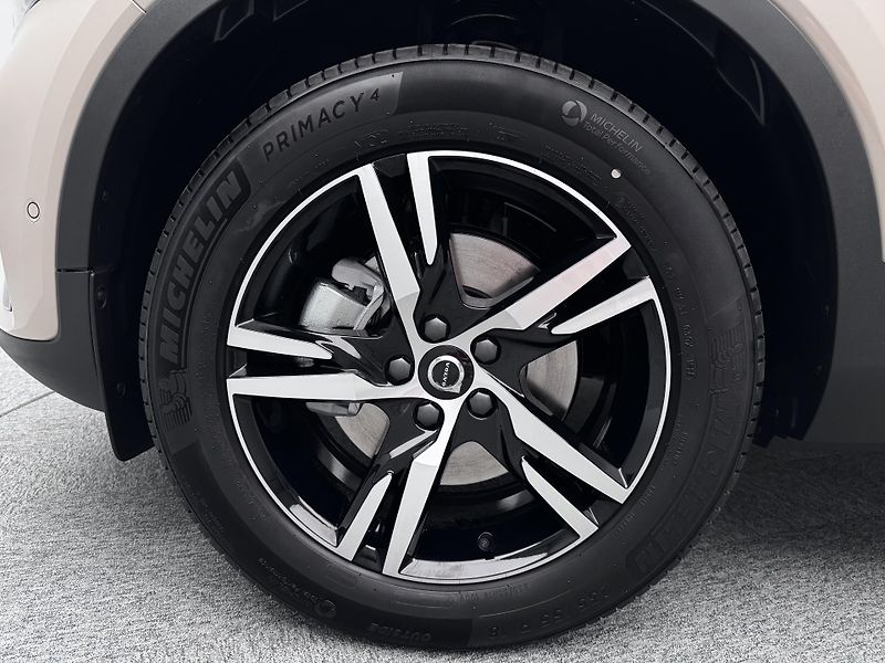 Volvo XC40 (2026) B3 AUT DARK PLUS - fotka 17 z 24