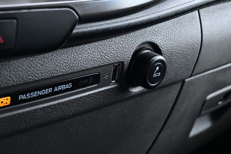 Ford Transit Custom (2020) 2.0 320 L2H1 9 Míst klima ACC - fotka 16 z 26