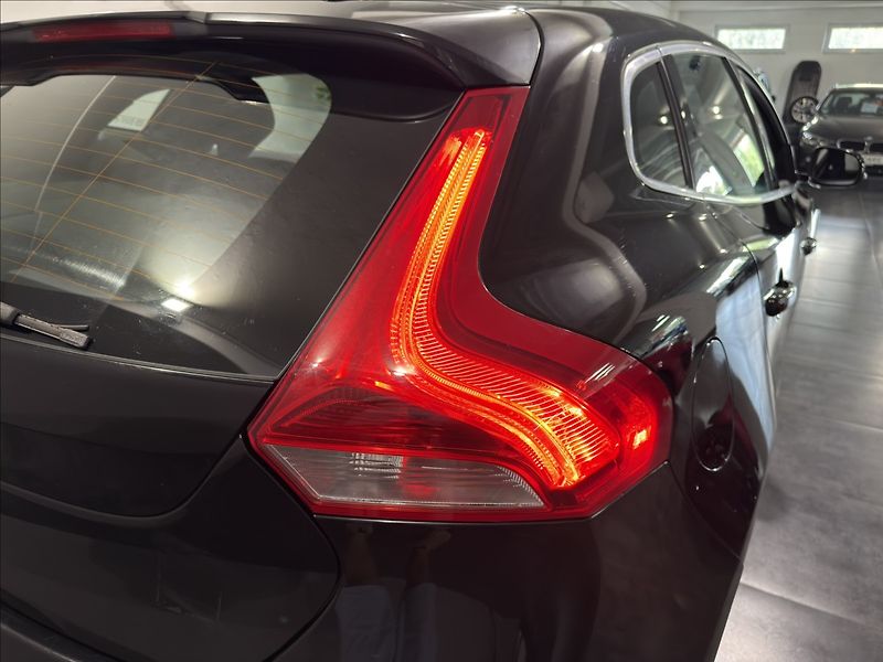 Volvo V40 1,6   D2 MOMENTUM BI-XEN VÝHŘE - fotka 28 z 42