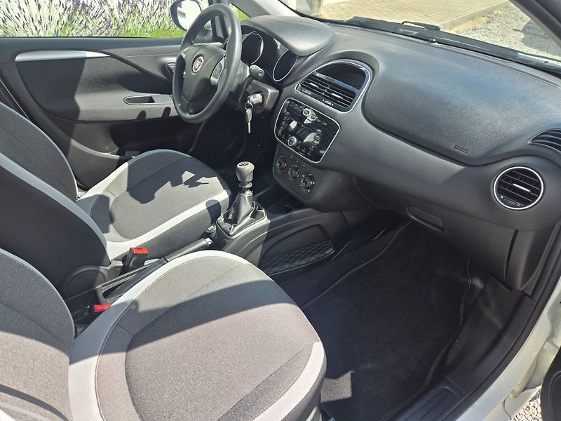 Fiat Punto (2012) 1.4 i Velmi pěkné - fotka 13 z 18