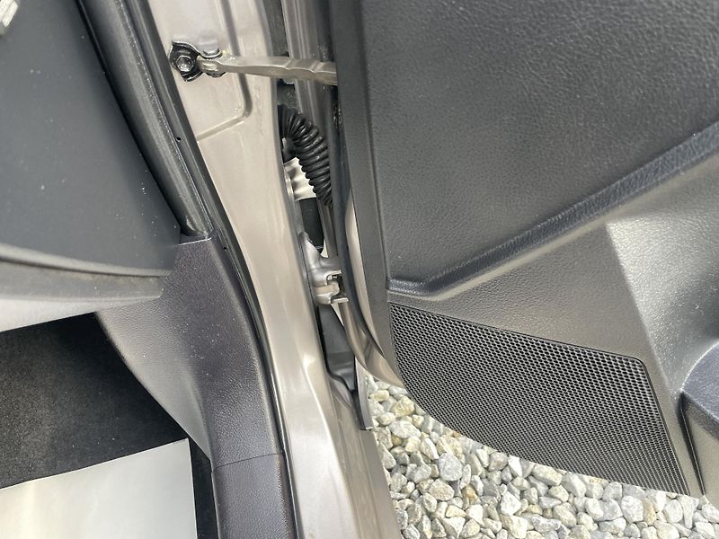 Toyota Auris 1.8i 16v HYBRID AUT NAVI CAM!! - fotka 129 z 166